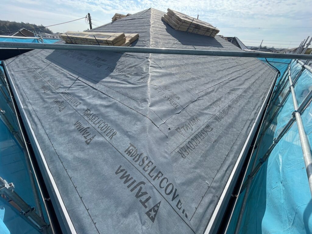 北面・西面：防水シート取り付け<br />
（ビスを使用しない、粘着タイプを使用しました。）<br />
※防水シートは雨漏れを防ぐための重要な役割です。<br />
